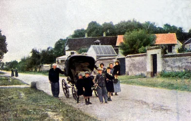 Eine Familie flieht vor der deutschen Invasion während der Schlacht an der Marne östlich von Paris, September 1914